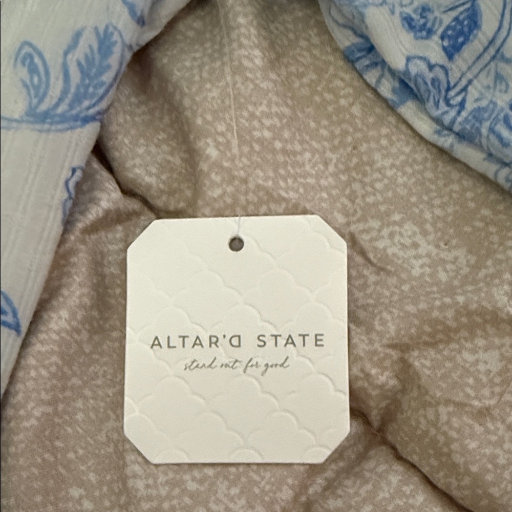 Blue Floral Long Sleeve Top - brand new with Tags!! Size Medium. - Picture 2 of 9